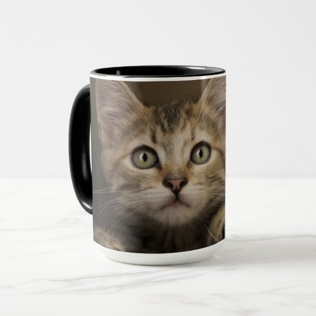 Caneca Um gatinho muito doce do gato malhado (Frente Esquerda)