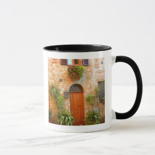 Caneca Um gato procura entrada para casa em Pienza, Itáli
