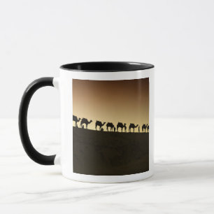 Caneca Um grupo de pastores de camelos com seus camelos