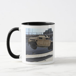 Caneca Um guindaste levanta um Humvee M998