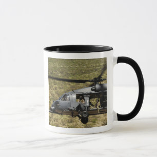 Caneca Um HH-60 Pave Hawk voa sobre o deserto
