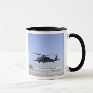 Caneca Um HH-60G pavimenta o falcão que descola do