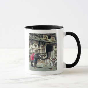 Caneca Um homem que está sendo abençoado por um elefant
