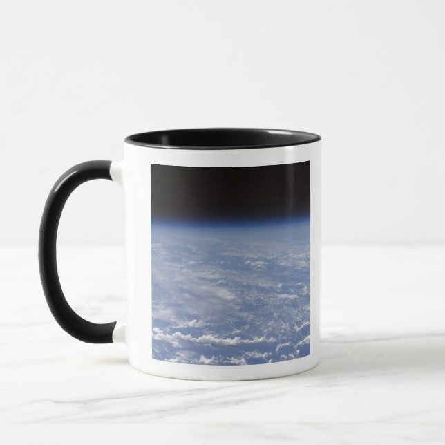 Caneca Um horizonte oblíquo da atmosfera terrestre (Esquerda)