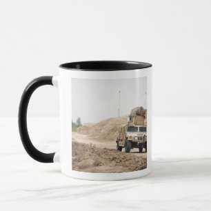 Caneca Um Humvee conduz a segurança