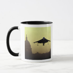 Caneca Um jato Harrier pousando no Mall ao amanhecer com