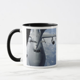 Caneca Um KC-10 Extender se prepara para reabastecer um G