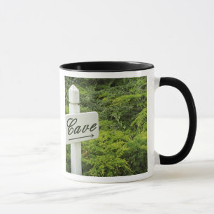 Caneca Um letreiro apontando para a adega (Cave) em