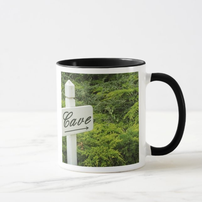 Caneca Um letreiro apontando para a adega (Cave) em (Direita)