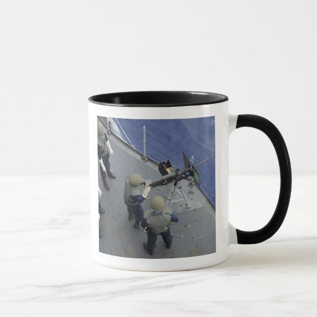 Caneca Um marinheiro dos EUA dispara um M2HB de 50 calibr (Direita)