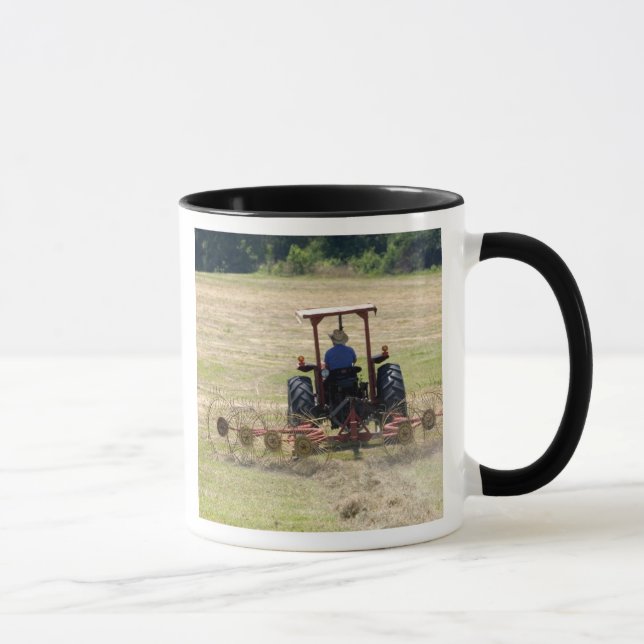Caneca Um menino dirigindo um trator colhendo (Direita)