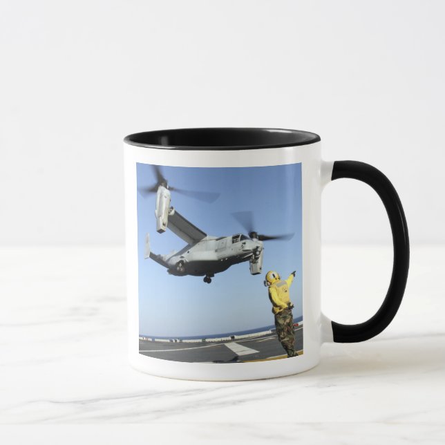 Caneca Um Osprey MV-22 é lançado do USS Nassau (Direita)