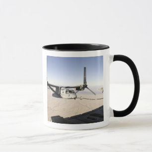 Caneca Um Osprey MV-22 reabastece o midflight