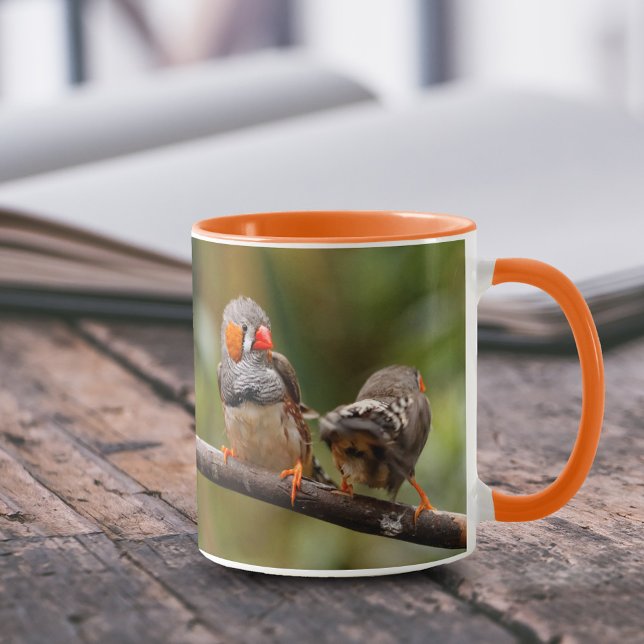 Caneca Um Par Cheiroso de Zebra Finches (Cheeky Pair of Zebra Finches 11 oz Coffee Mug Cover Photo.)