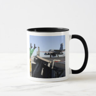 Caneca Um predador de EA-6B lança-se da plataforma de v