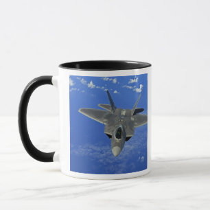 Caneca Um Raptor F-22 da Força Aérea dos EUA em voo perto