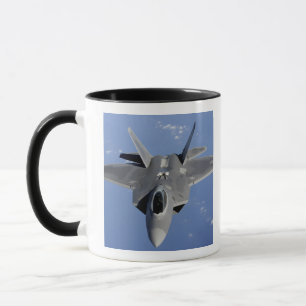 Caneca Um raptor F-22 move-se na posição para receber f