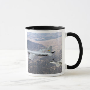 Caneca Um raptor F-22 recebe o combustível de um KC-135