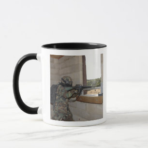 Caneca Um soldado actua como uma força da oposição