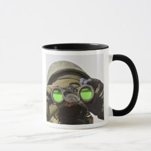 Caneca Um soldado afegão faz a varredura do horizonte