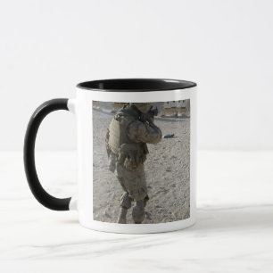 Caneca Um soldado atinge seu alvo em uma toca de tiro