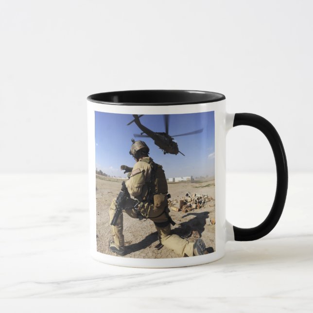 Caneca Um soldado conduz a segurança para um HH-60 (Direita)