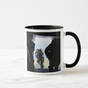 Caneca Um soldado executa um salto do estático-line