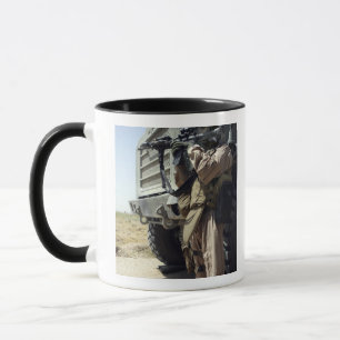 Caneca Um soldado fornece a segurança para fuzileiros