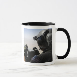 Caneca Um soldado fornece segurança