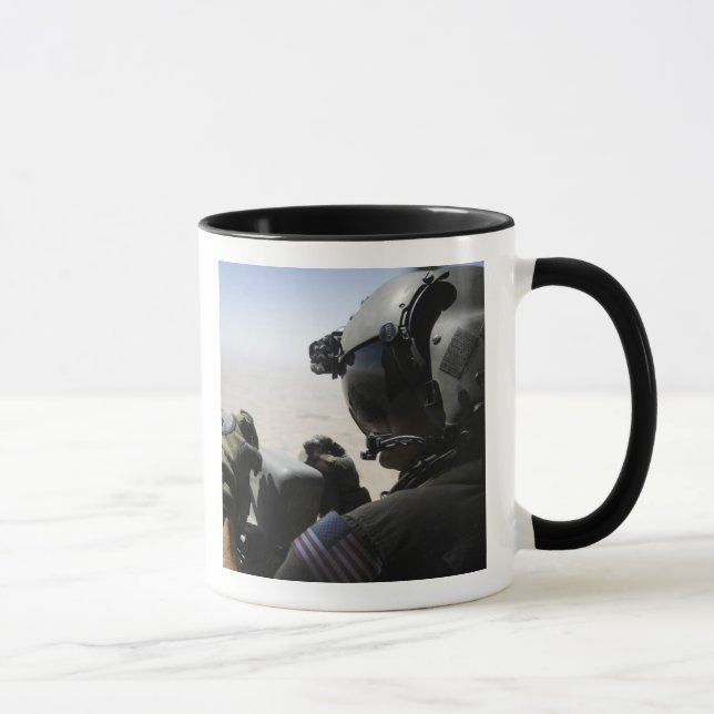 Caneca Um soldado fornece segurança (Direita)