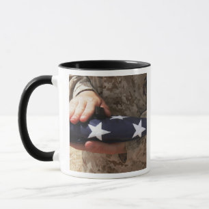 Caneca Um soldado guardara a bandeira dos Estados Unidos