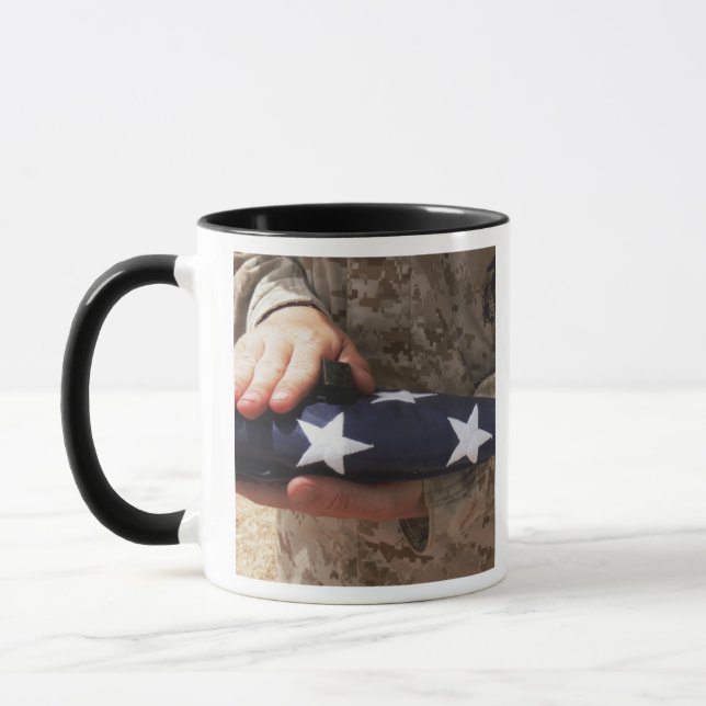 Caneca Um soldado segura bandeira dos Estados Unidos (Esquerda)