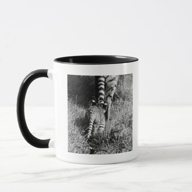 Caneca Um tigre com seus dois filhotes no jardim (Esquerda)