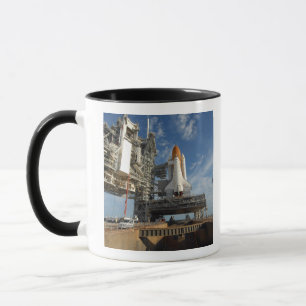 Caneca Um vaivém espacial Atlantis da vista na plataform