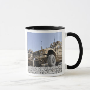 Caneca Um vehicl protegido da mina de M-ATV emboscada