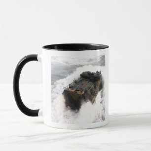Caneca Um veículo 2 do assalto anfíbio