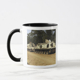 Caneca Um veículo de recuperação M-88 começa a reboca