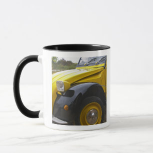 Caneca Um velho Citroen 2CV 2 CV preto e amarelo,