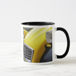 Caneca Um velho Citroen 2CV 2 CV preto e amarelo, detalhe