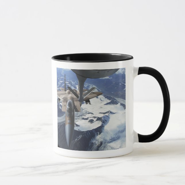 Caneca Uma aeronave F-15C Eagle fica atrás de uma KC-135R (Direita)