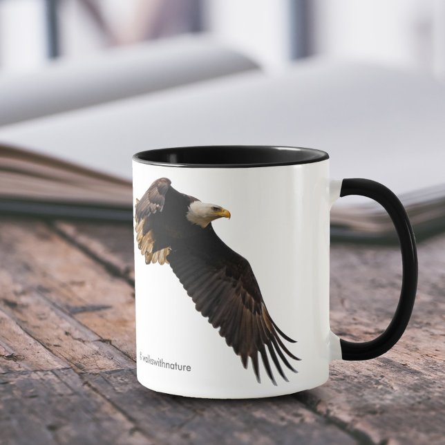 Caneca Uma águia careca leva para o céu (Bald Eagle Takes to the Sky 11 oz Coffee Mug Cover Photo.)