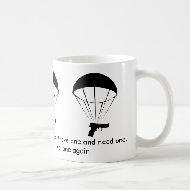 Caneca Uma arma é como um paraquedas! Excelente Mug! (Direita)
