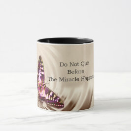 Caneca Uma borboleta cor-de-rosa sobre um fundo de natas