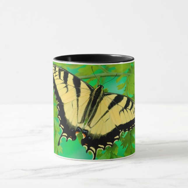 Caneca Uma Borboleta Rabo de Andorinha Pousando (Centro)