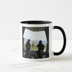 Caneca Uma caixa de bens humanitários