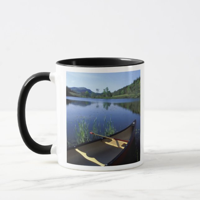 Caneca Uma canoa repousa na margem do Little Long Pond (Esquerda)