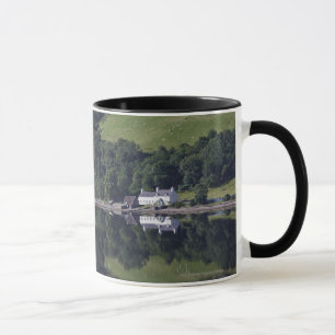 Caneca Uma casa ao longo da água
