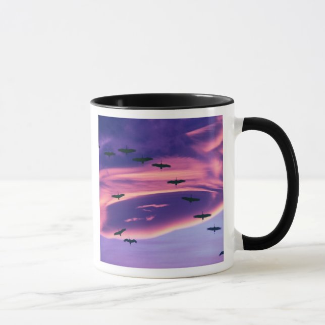 Caneca Uma composição fotográfica de grous-da-areia em vo (Direita)