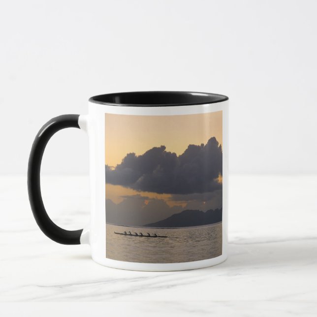 Caneca Uma equipe de canoa outrigger pratica na costa (Esquerda)
