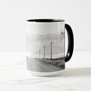 Caneca Uma estrada e linhas elétricas solitárias   Montan